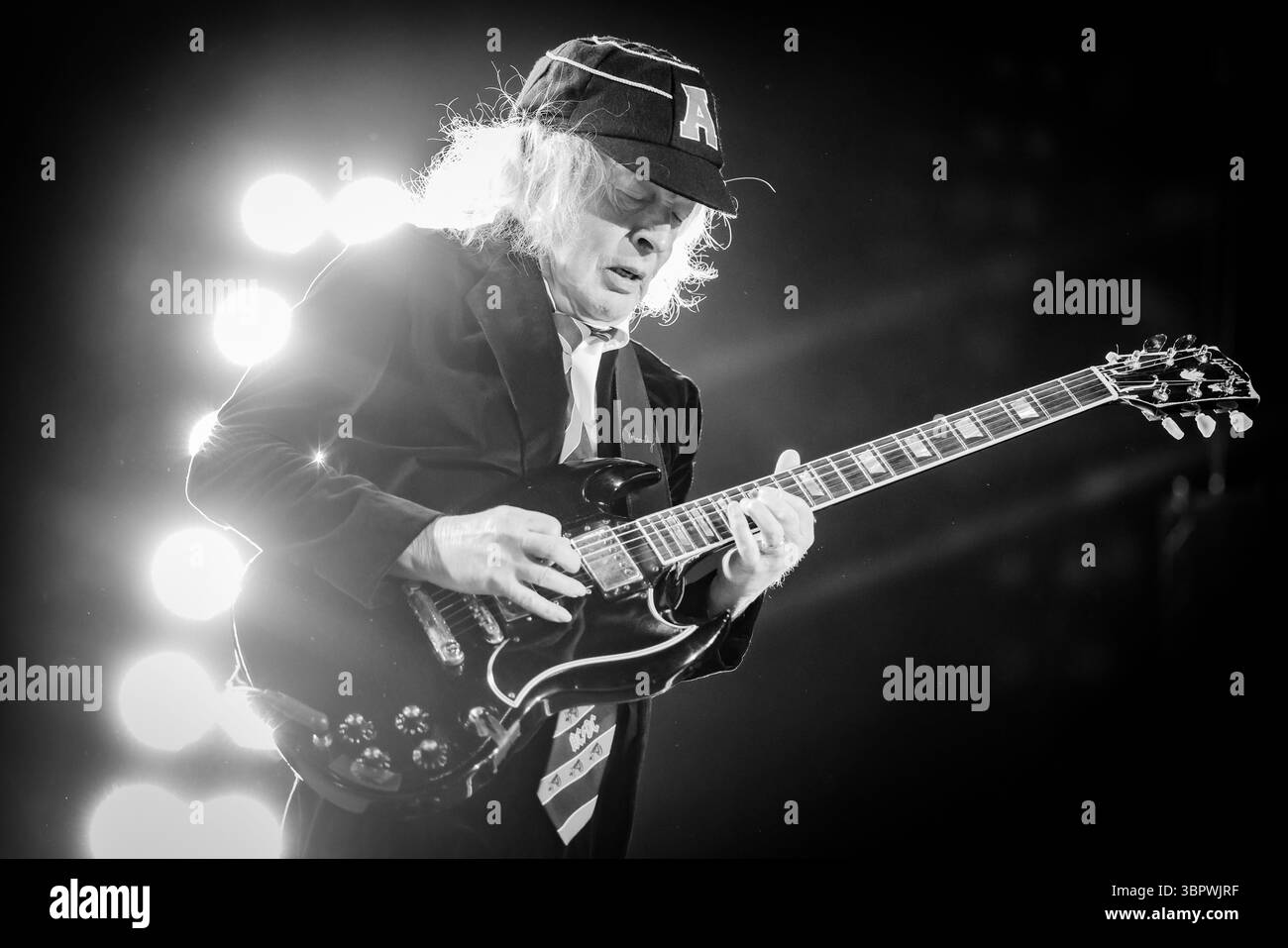 Duesseldorf, Allemagne. 08 juillet 2025. Angus Young, guitariste du groupe AC/DC, joue à un concert à Düsseldorf dans le cadre du PWR UP Tour 2025. Crédit : Christoph Reichwein/dpa/Alamy Live News Banque D'Images