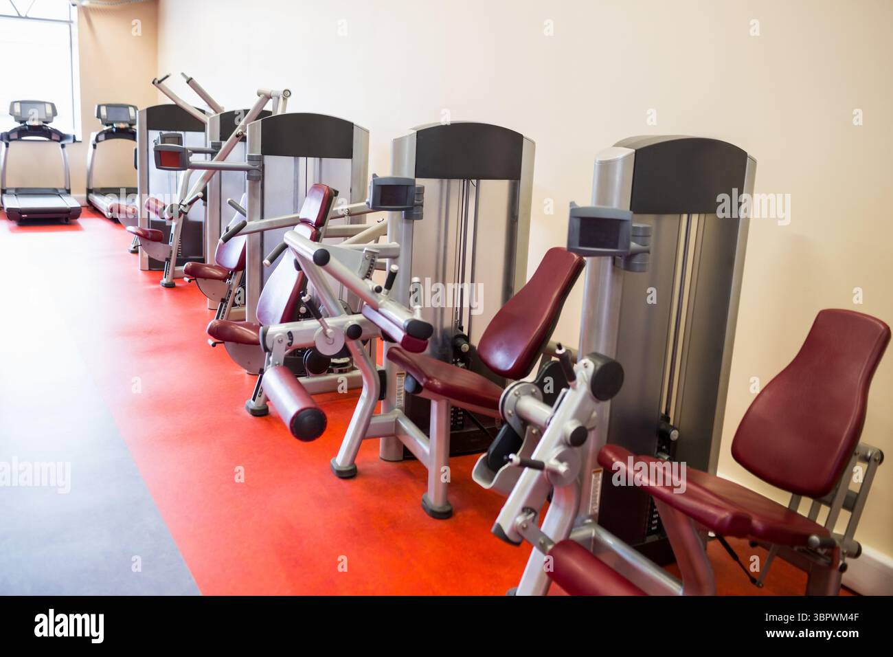 Appareils d'exercice disponibles dans la salle de gym Banque D'Images