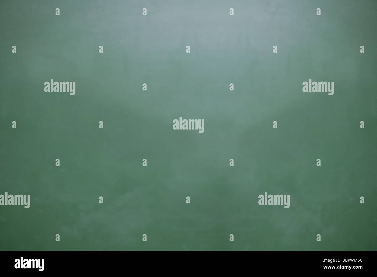 Le tableau noir vert plat présente de subtils résidus de craie et des marques de gomme dans la salle de classe Banque D'Images