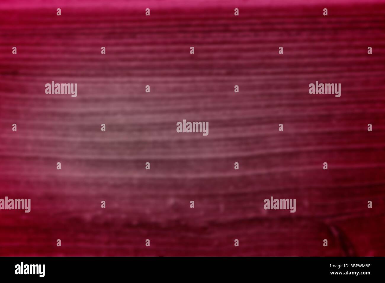 Surface plane colorée en rouge avec des lignes horizontales de grain passant du rose au rouge cramoisi Banque D'Images