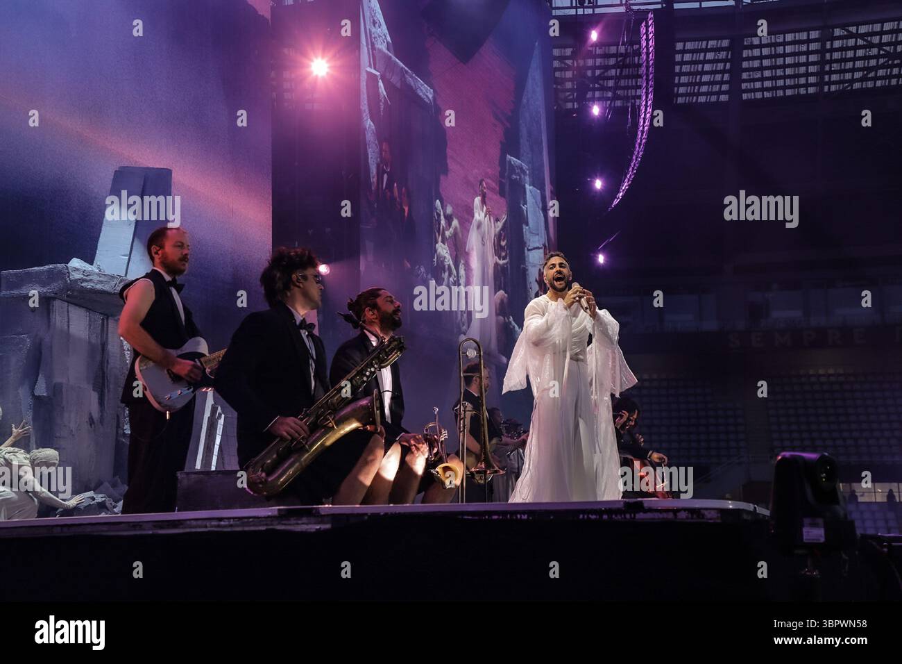 Turin, Italie. 10 juillet 2025. Le chanteur italien Mengoni lors du concert à Turin pendant MENGONI DEGAGI STADI, concert de musique à TURIN, Italie, 09 juillet 2025 crédit : Agence photo indépendante/Alamy Live News Banque D'Images