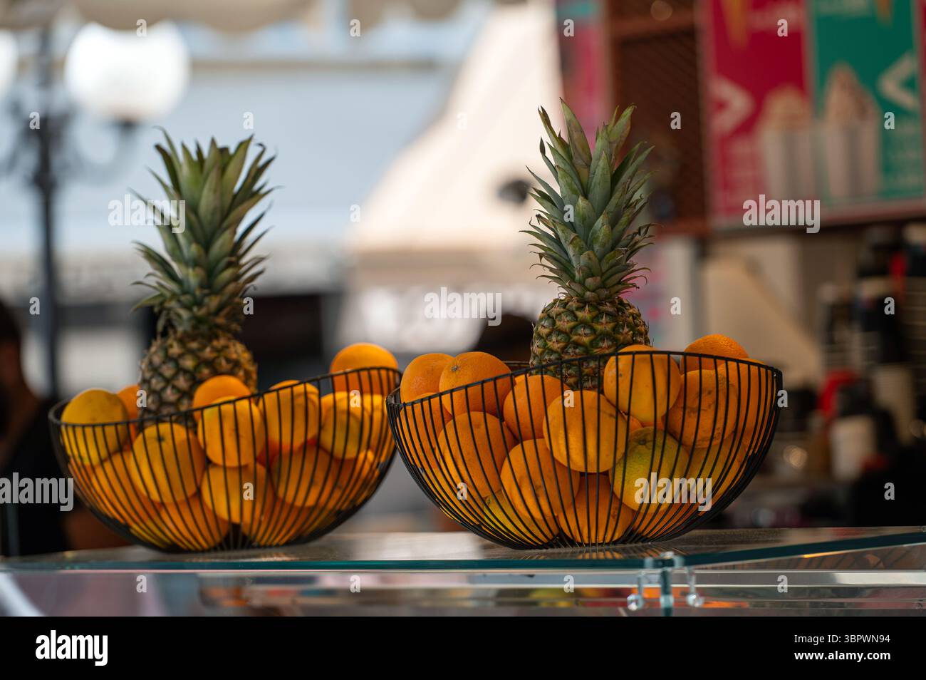 Deux paniers d'oranges mûres et d'ananas mettent en valeur la récolte locale en Crète. Banque D'Images
