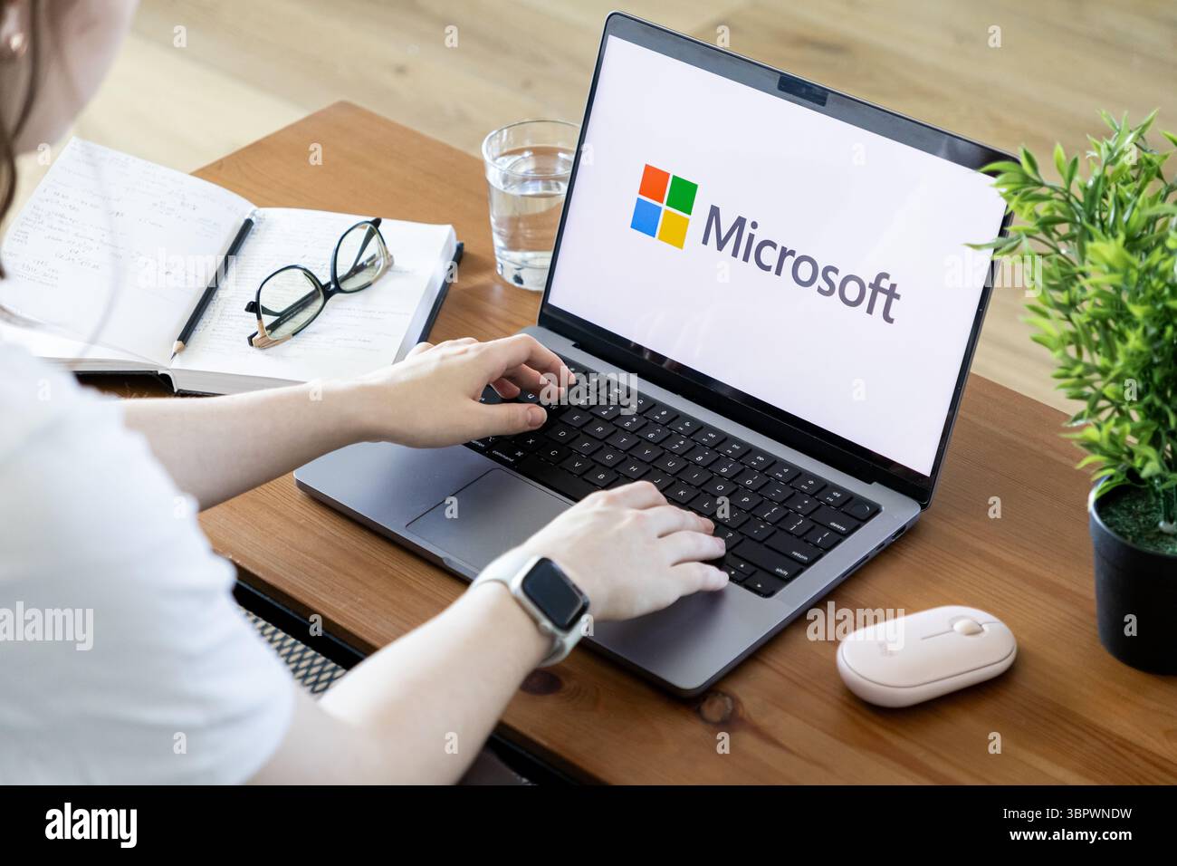 Poznan, Pologne - 15 juin 2025 : marque Microsoft sur un ordinateur portable, activement utilisé par une personne pour le travail numérique, symbolisant les logiciels d'entreprise et busine Banque D'Images