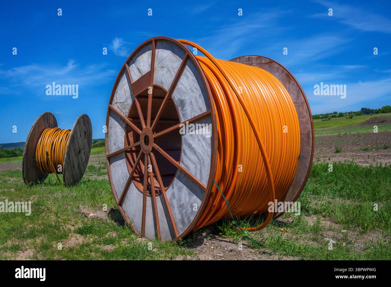 Site de construction avec un rouleau de câble à fibres optiques pour la communication internet haut débit numérique. Banque D'Images