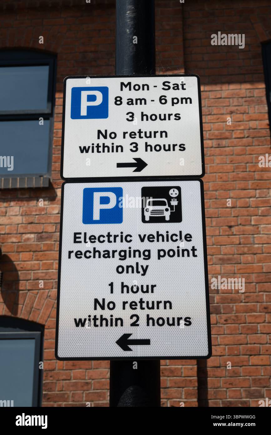 Panneau de stationnement pour point de recharge de véhicules électriques, Coventry, West Midlands, Angleterre, Royaume-Uni Banque D'Images