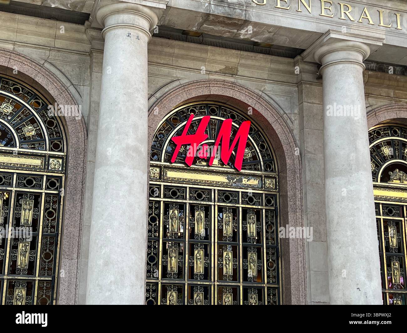 Barcelone, Espagne - 1er mai 2022 : enseigne HM magasin Hennes & Mauritz. - Image de stock capturée avec un smartphone