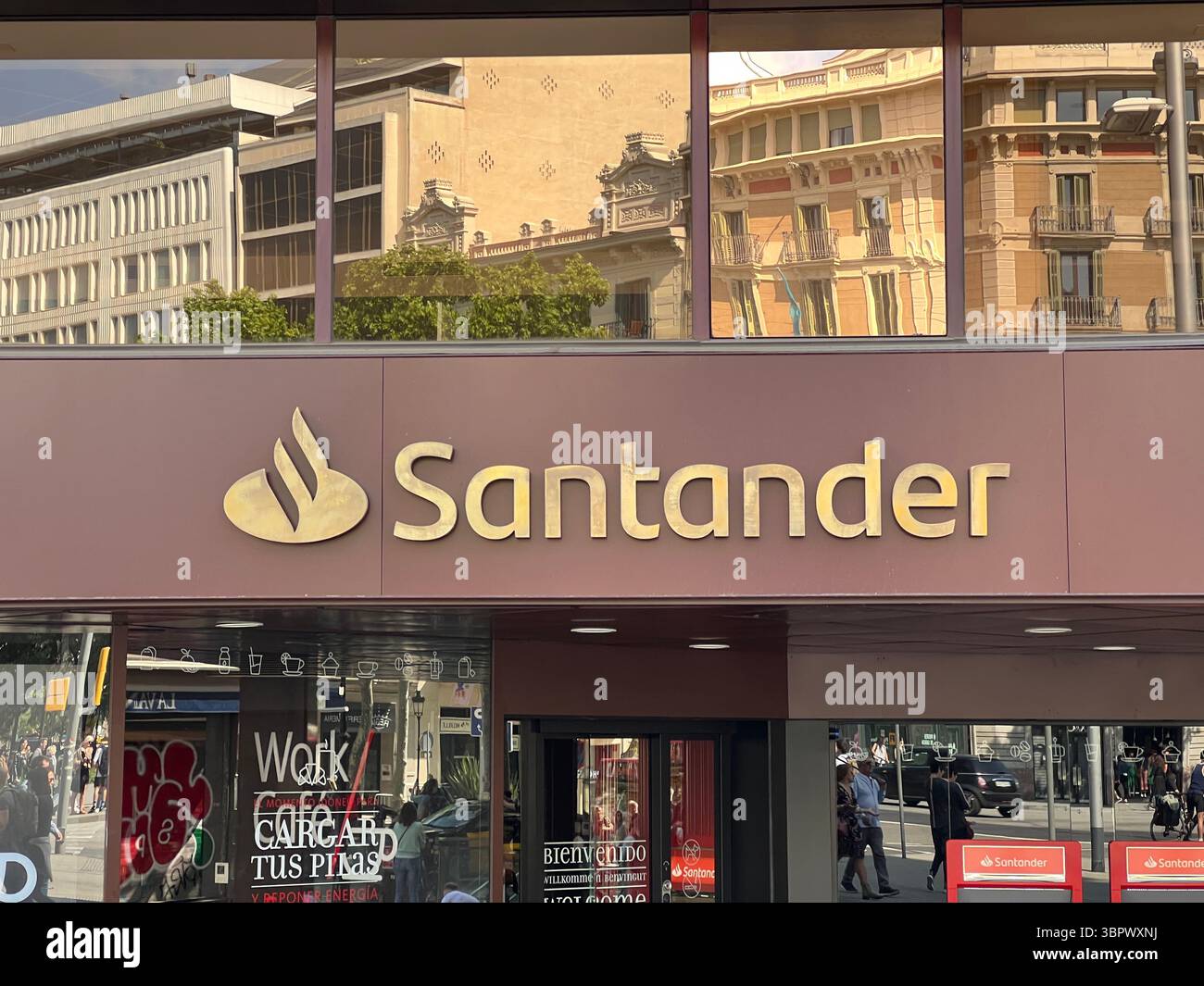 Barcelone, Espagne - 1er mai 2022. Bureau de la banque Santander. Santander Group est un groupe bancaire espagnol. - Image de stock capturée avec un smartphone