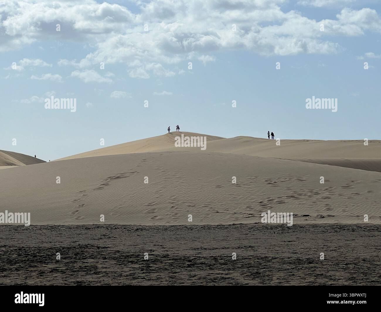 Vue panoramique des gens explorant de vastes dunes de sable sous un ciel lumineux. Dunes de Maspalomas, îles Canaries - Image de stock capturée avec un smartphone