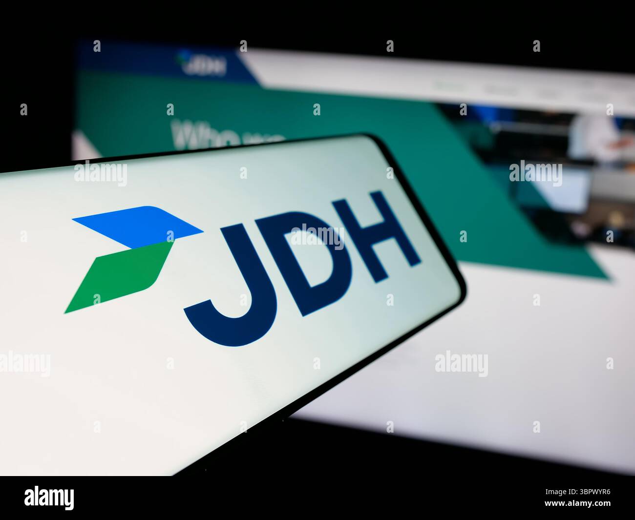 Stuttgart, Allemagne - 05-07-2025 : smartphone avec le logo de la société américaine J.D. Heiskell Holdings LLC (JDH) sur l'écran en face du site Web. Banque D'Images