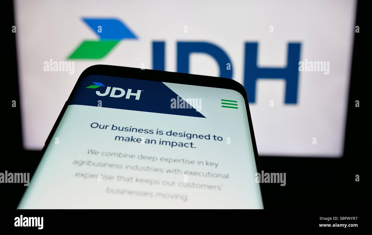 Stuttgart, Allemagne - 05-07-2025 : téléphone portable avec le logo de la société américaine J.D. Heiskell Holdings LLC (JDH) sur l'écran devant le site Web. Banque D'Images
