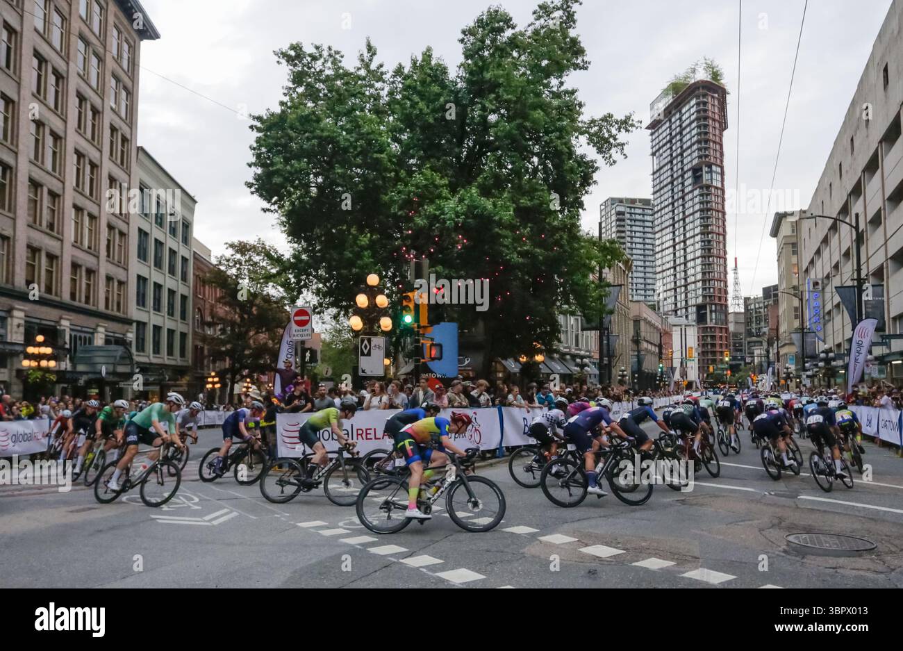 Vancouver, Canada. 9 juillet 2025. Les cyclistes participent à la course cycliste Gastown Grand Prix 2025 à Vancouver, Canada, le 9 juillet 2025. Crédit : Liang Sen/Xinhua/Alamy Live News Banque D'Images