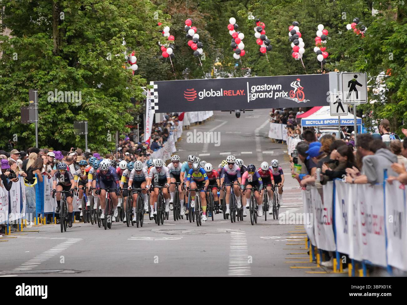 Vancouver, Canada. 9 juillet 2025. Les cyclistes participent à la course cycliste Gastown Grand Prix 2025 à Vancouver, Canada, le 9 juillet 2025. Crédit : Liang Sen/Xinhua/Alamy Live News Banque D'Images