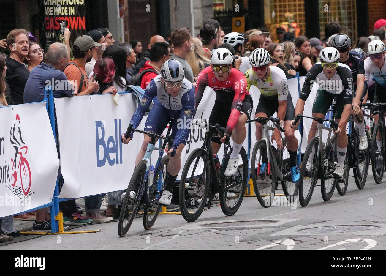 Vancouver, Canada. 9 juillet 2025. Les cyclistes participent à la course cycliste Gastown Grand Prix 2025 à Vancouver, Canada, le 9 juillet 2025. Crédit : Liang Sen/Xinhua/Alamy Live News Banque D'Images
