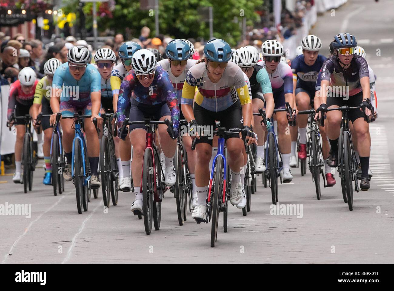 Vancouver, Canada. 9 juillet 2025. Les cyclistes participent à la course cycliste Gastown Grand Prix 2025 à Vancouver, Canada, le 9 juillet 2025. Crédit : Liang Sen/Xinhua/Alamy Live News Banque D'Images