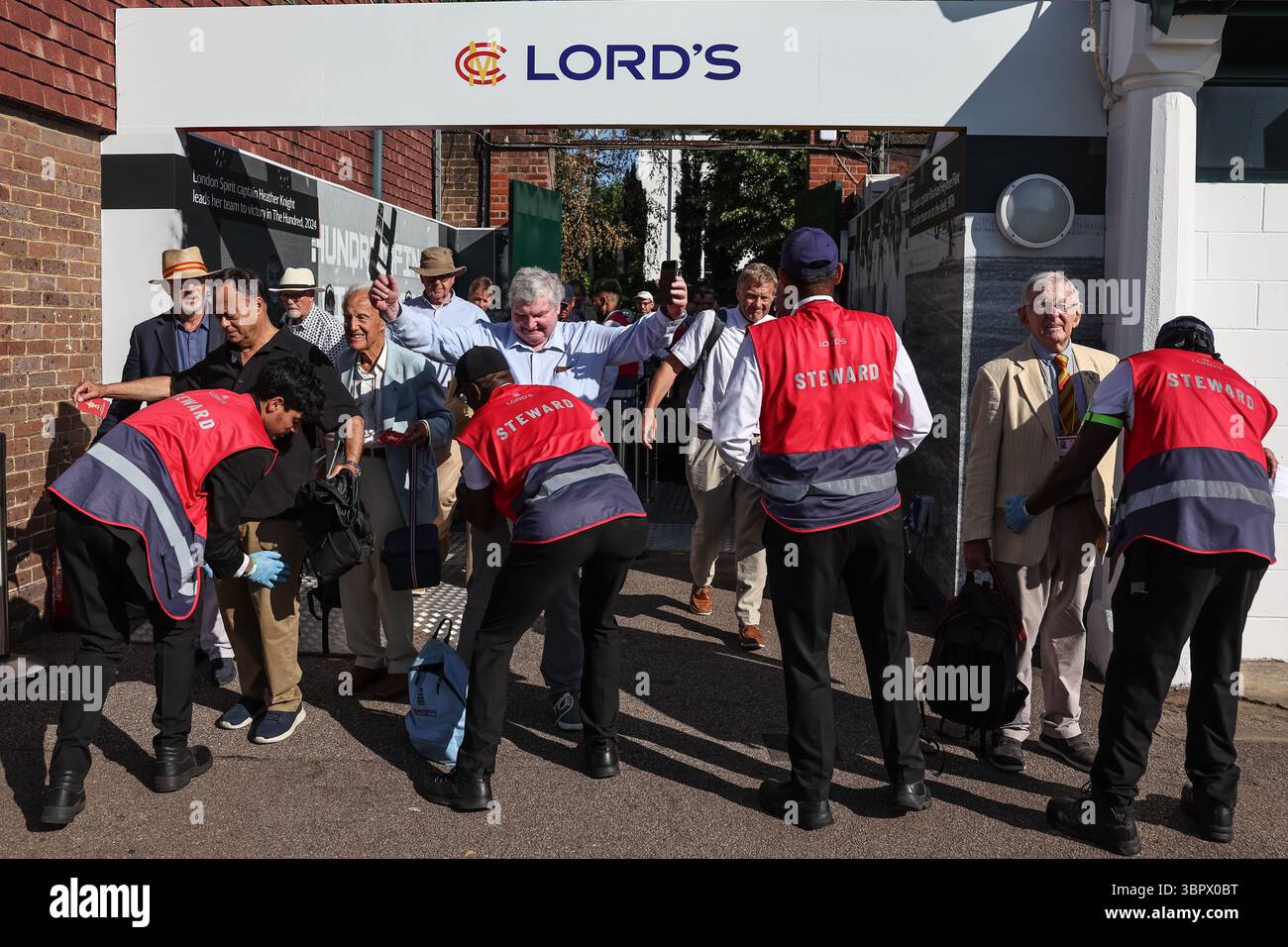 08 :30 et les portes s'ouvrent pour les spectateurs alors qu'ils traversent la sécurité pendant le 3ème Rothesay test match jour 1 Angleterre - Inde à Lords, Londres, Royaume-Uni, 10 juillet 2025 (photo par Mark Cosgrove/News images) Banque D'Images