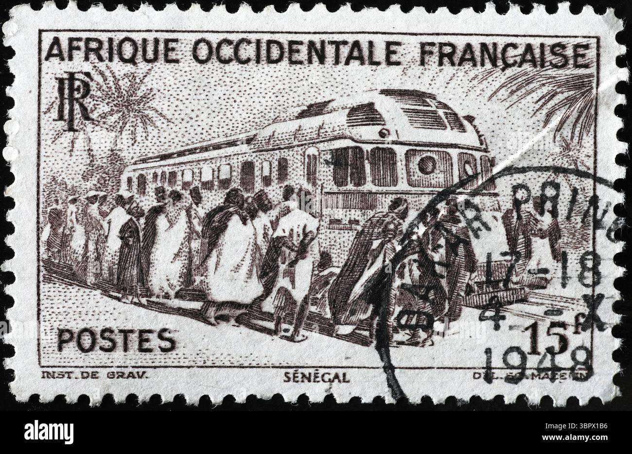 Foule attendant de monter dans le bus sur timbre-poste africain vintage Banque D'Images