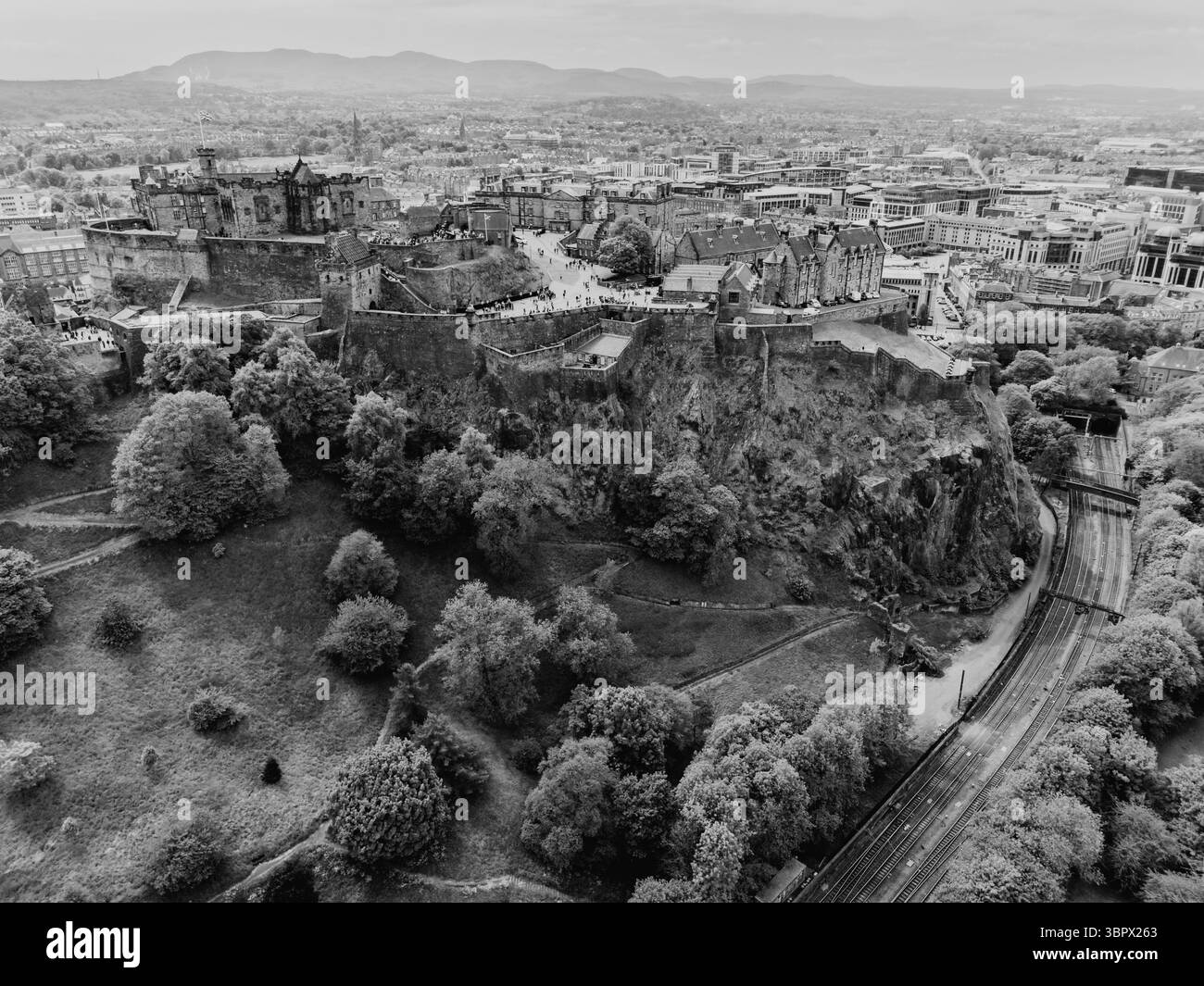 Edimbourg Écosse : 18 mai 2025 : vue aérienne du château d'Edimbourg par drone. Château d'Édimbourg surplombant Princes Street Gardens Banque D'Images