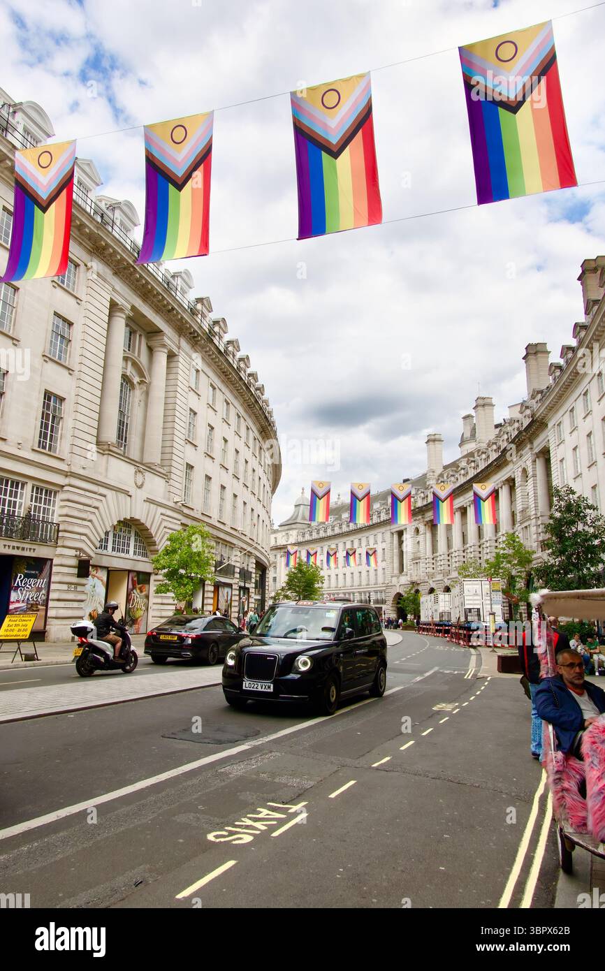 Intersex Inclusive Progress Pride Flags suspendus de l'autre côté de Regent Street pour la célébration de la Pride in London 2025 avec un taxi noir Londres Angleterre Banque D'Images