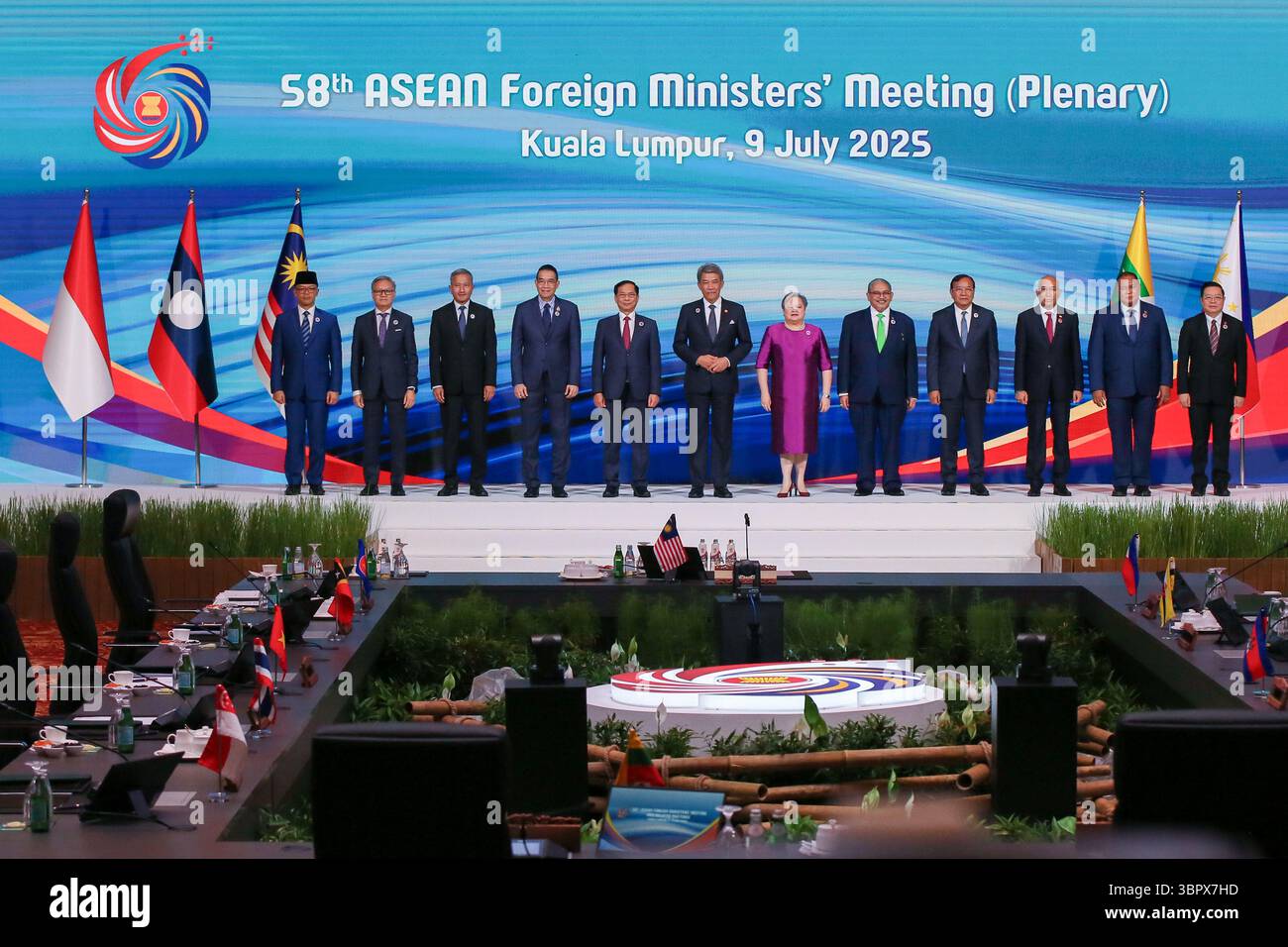 (De gauche à droite) Ministre des Affaires étrangères de l'Indonésie Sugiono, Ministre des Affaires étrangères du Laos Thongsavanh Phomvihane, Ministre des Affaires étrangères de Singapour Vivian Balakrishnan, Ministre des Affaires étrangères de Thaïlande Maris Sangiampongsa, Ministre des Affaires étrangères du Vietnam Bui Thanh son, Ministre des Affaires étrangères de Malaisie Mohamad Hasan, Ministre des Affaires étrangères des Philippines Theresa Lazaro, Ministre des Affaires étrangères du Brunei Erywan Yusof, Ministre cambodgien Prak Sokhonn, Ministre des Affaires étrangères du Myanmar, Ministre des Affaires étrangères du Myanmar/Timor oriental Kyito Bendo Nyito Bendo Banque D'Images