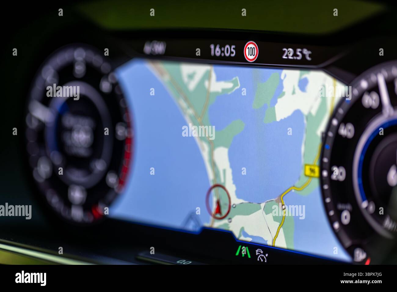 Écran de navigation automobile. Affichage du tableau de bord. Panneau automatique numérique Banque D'Images