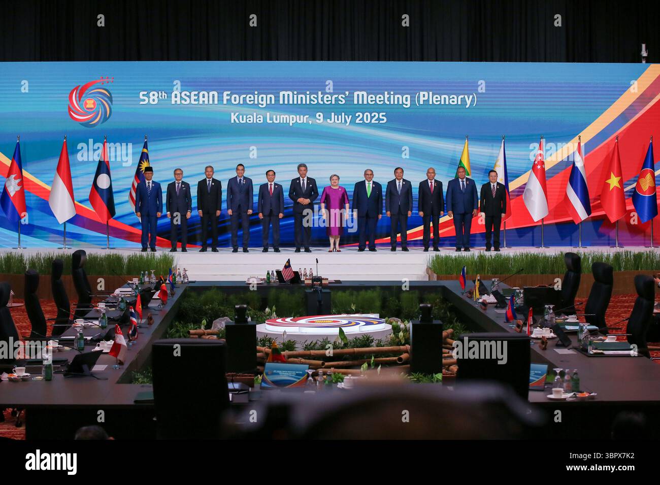 (De gauche à droite) Ministre des Affaires étrangères de l'Indonésie Sugiono, Ministre des Affaires étrangères du Laos Thongsavanh Phomvihane, Ministre des Affaires étrangères de Singapour Vivian Balakrishnan, Ministre des Affaires étrangères de Thaïlande Maris Sangiampongsa, Ministre des Affaires étrangères du Vietnam Bui Thanh son, Ministre des Affaires étrangères de Malaisie Mohamad Hasan, Ministre des Affaires étrangères des Philippines Theresa Lazaro, Ministre des Affaires étrangères du Brunei Erywan Yusof, Ministre cambodgien Prak Sokhonn, Ministre des Affaires étrangères du Myanmar, Ministre des Affaires étrangères du Myanmar/Timor oriental Kyito Bendo Nyito Bendo Banque D'Images
