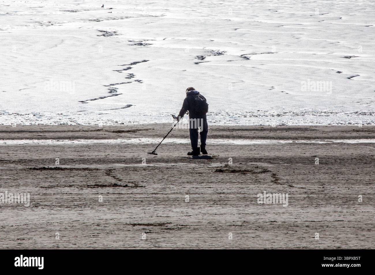 Un détective cherchant sur la plage de sable du Westin-super-Mare dans le Somerset, au Royaume-Uni. Banque D'Images