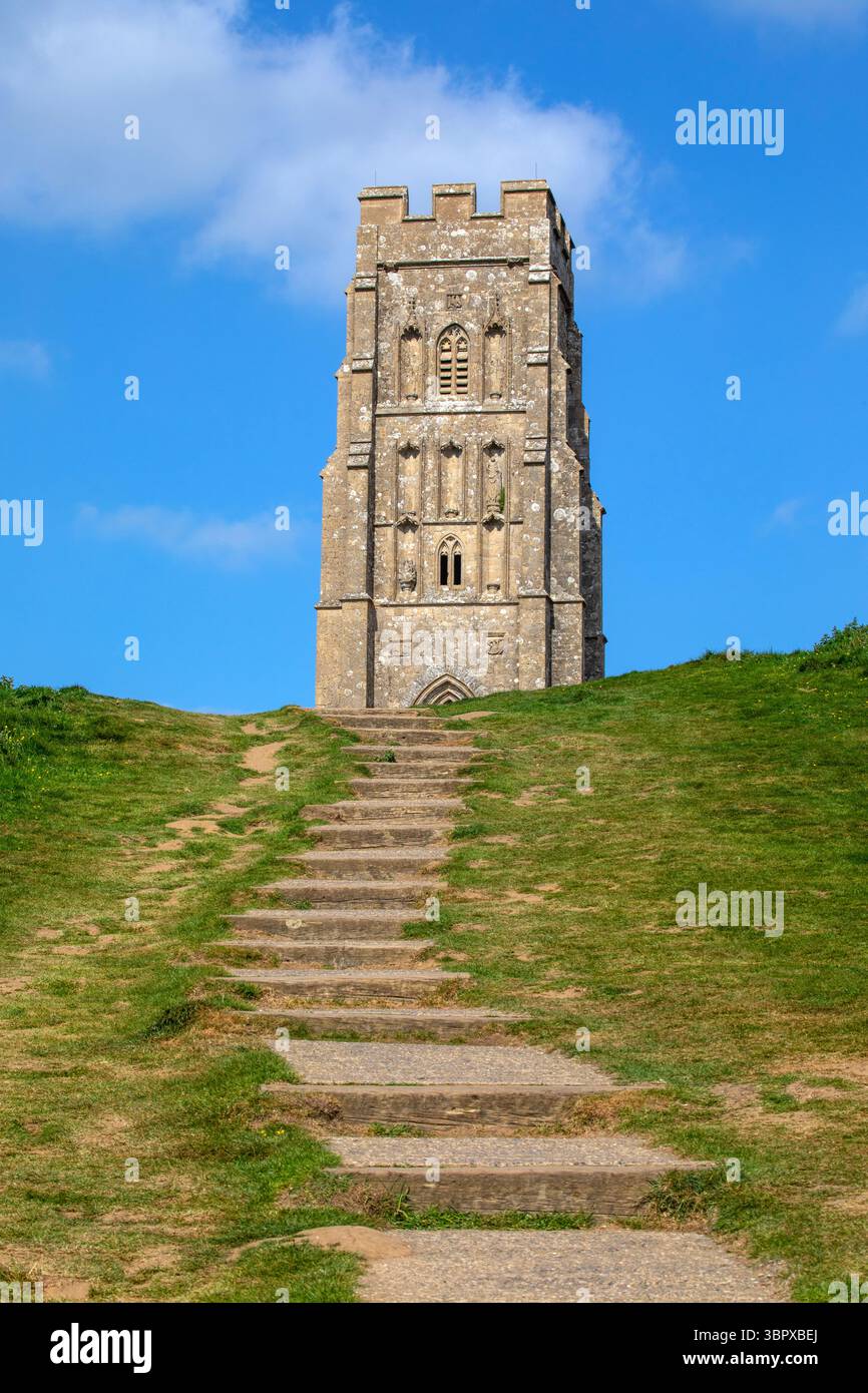 L'église historique de Michael sur Glastonbury Tor dans la belle ville de Glastonbury dans le Somerset, Royaume-Uni. Banque D'Images