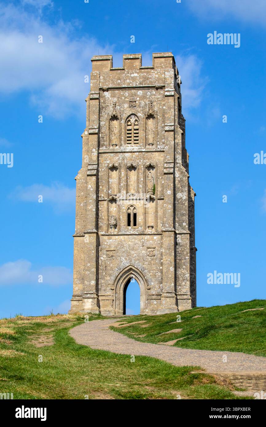 L'église historique de Michael sur Glastonbury Tor dans la belle ville de Glastonbury dans le Somerset, Royaume-Uni. Banque D'Images