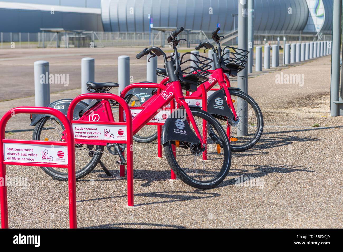 Deux vélos à usage public garés à Rouen, France. Banque D'Images