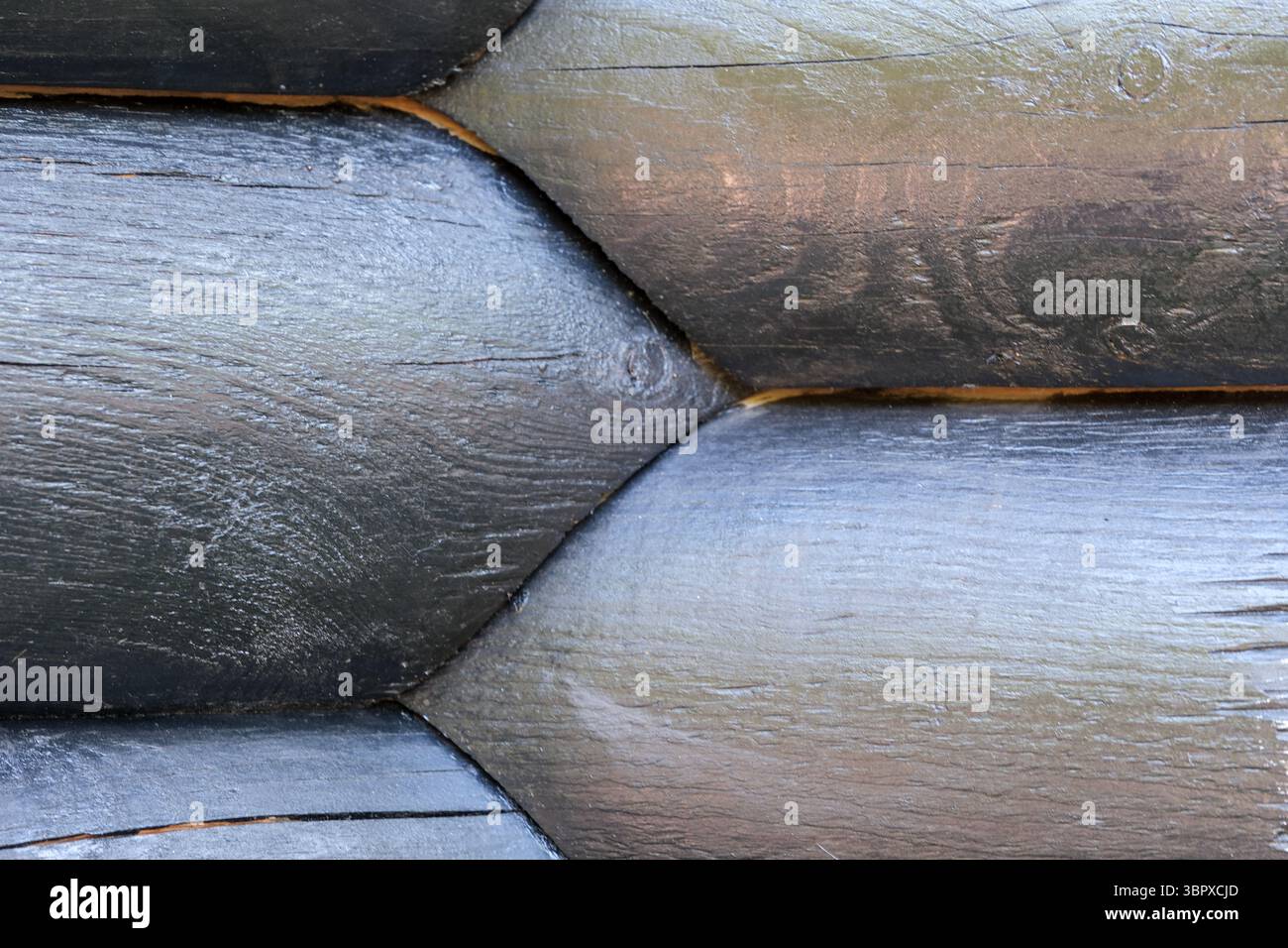 Gros plan de bûches en bois fabriquées à la main présentant des techniques d'assemblage habiles. Banque D'Images