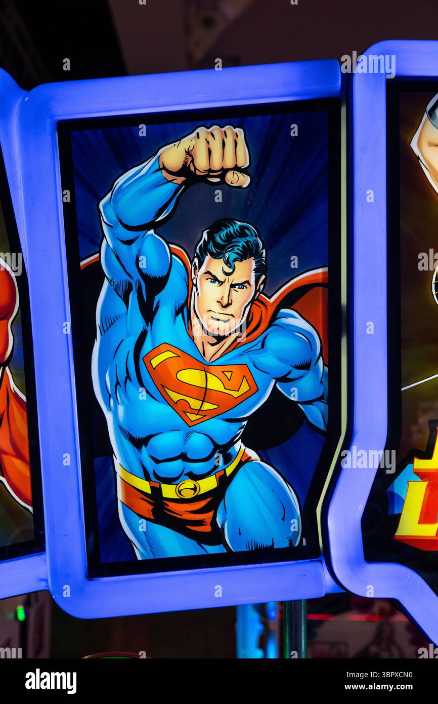 Somerset, Royaume-Uni - 14 mai 2025 : photo de Superman sur une machine à pièces de Justice League dans une arcade d'amusement. Banque D'Images