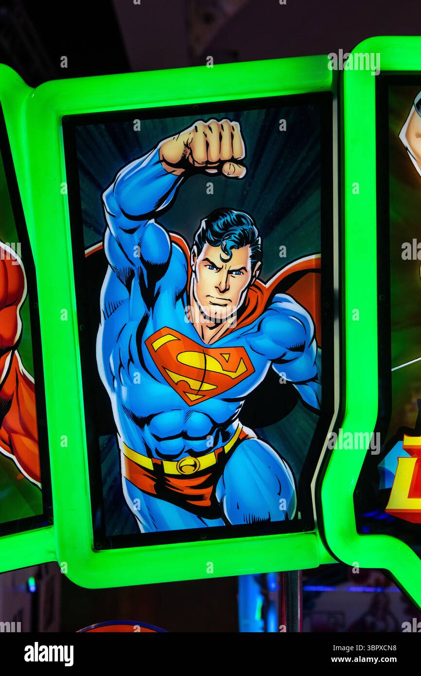 Somerset, Royaume-Uni - 14 mai 2025 : photo de Superman sur une machine à pièces de Justice League dans une arcade d'amusement. Banque D'Images