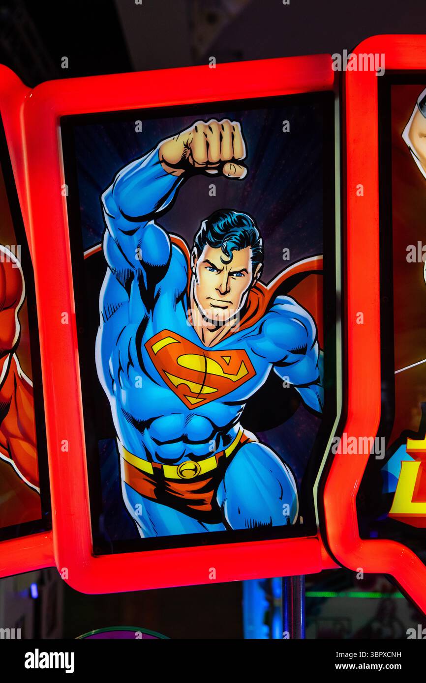 Somerset, Royaume-Uni - 14 mai 2025 : photo de Superman sur une machine à pièces de Justice League dans une arcade d'amusement. Banque D'Images