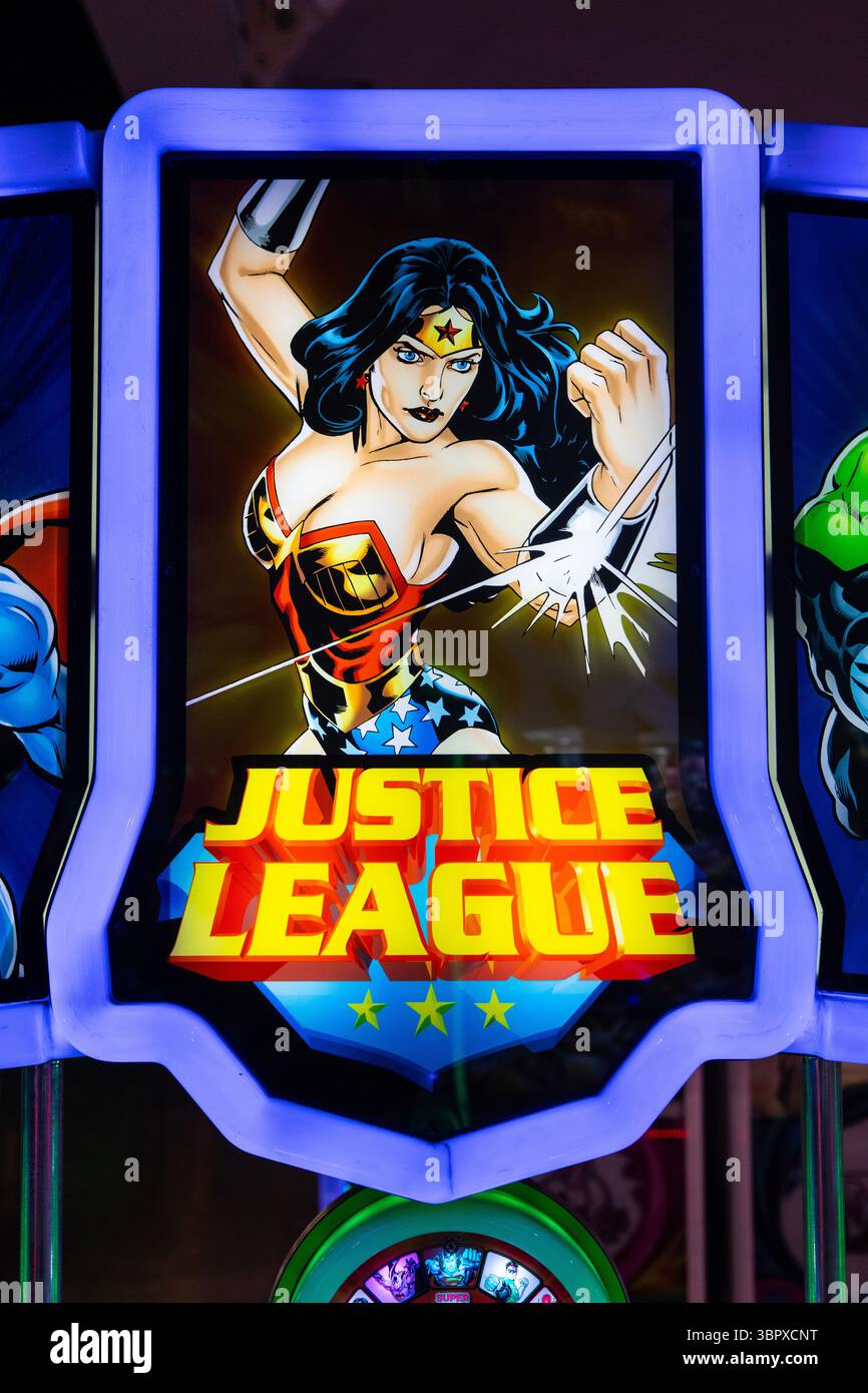 Somerset, Royaume-Uni - 14 mai 2025 : photo de Wonder Woman sur une machine à pièces de Justice League dans une arcade de divertissement. Banque D'Images