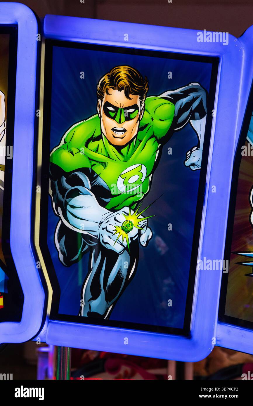 Somerset, Royaume-Uni - 14 mai 2025 : photo Green Lantern sur une machine de chasse-monnaie de la Ligue de Justice dans une arcade de divertissement. Banque D'Images
