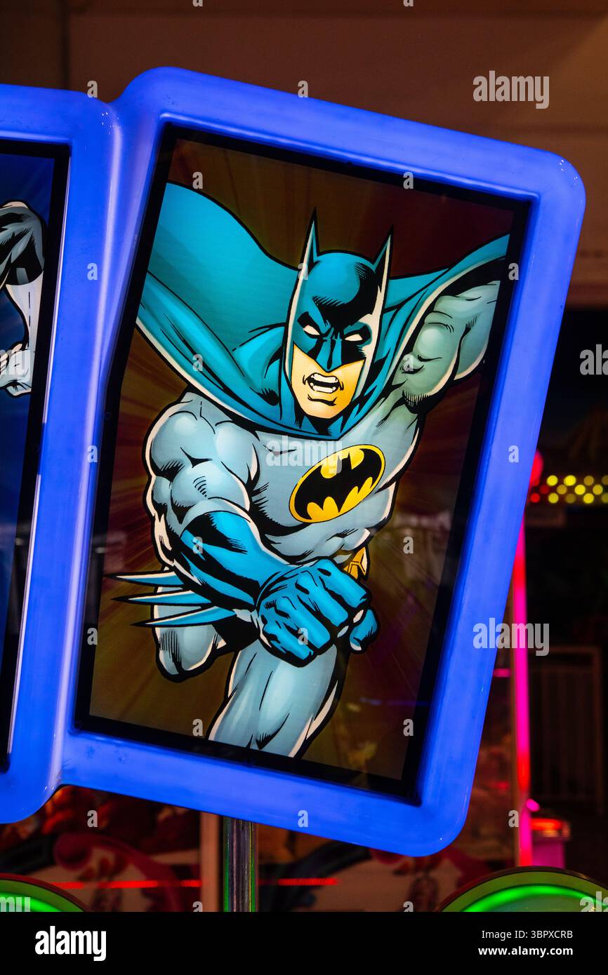 Somerset, Royaume-Uni - 14 mai 2025 : photo de Batman sur une machine à pièces de Justice League dans une salle de jeux vidéo. Banque D'Images