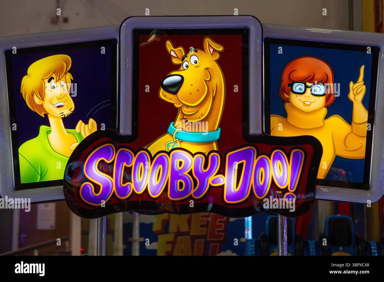 Somerset, Royaume-Uni - 14 mai 2025 le signe sur une machine vintage Scooby-Doo pousseur de pièces dans une arcade d'amusement. Banque D'Images