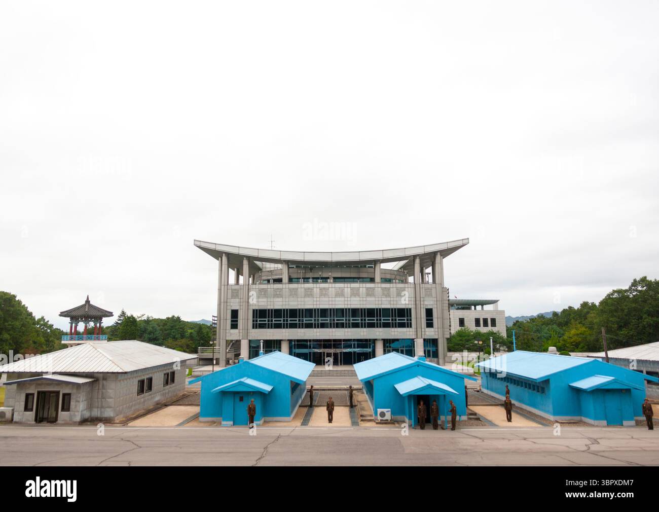 Soldats nord-coréens sur la ligne de démarcation dans la zone démilitarisée, North Hwanghae, Panmunjom, Corée du Nord Banque D'Images