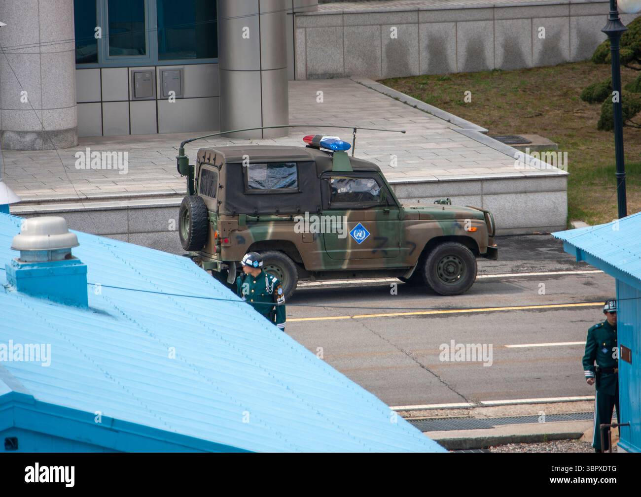 Jeep debout devant la ligne de démarcation dans la zone démilitarisée, North Hwanghae, Panmunjom, Corée du Nord Banque D'Images