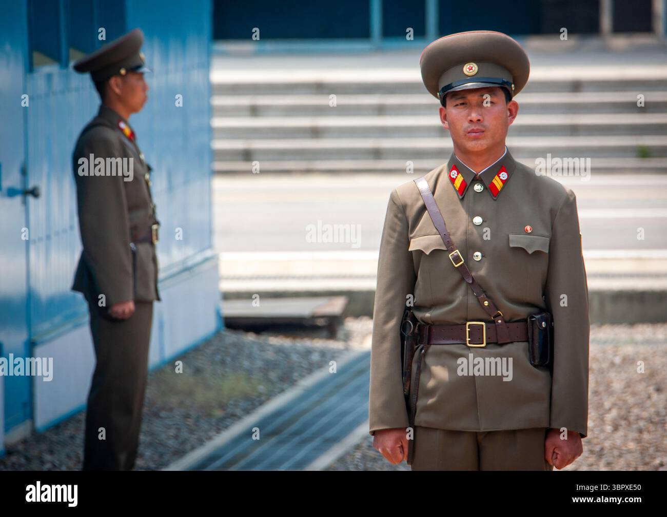 Soldats nord-coréens sur la ligne de démarcation dans la zone démilitarisée, North Hwanghae, Panmunjom, Corée du Nord Banque D'Images
