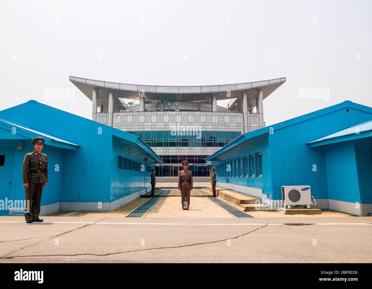 Soldats nord-coréens sur la ligne de démarcation dans la zone démilitarisée, North Hwanghae, Panmunjom, Corée du Nord Banque D'Images