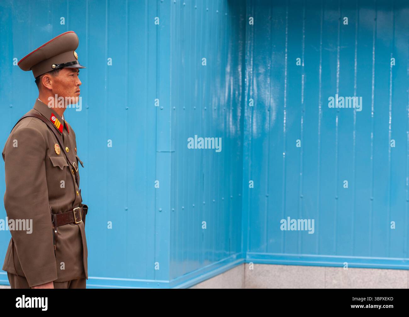 Soldats nord-coréens sur la ligne de démarcation dans la zone démilitarisée, North Hwanghae, Panmunjom, Corée du Nord Banque D'Images