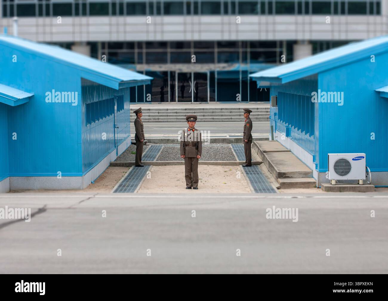 Soldats nord-coréens sur la ligne de démarcation dans la zone démilitarisée, North Hwanghae, Panmunjom, Corée du Nord Banque D'Images