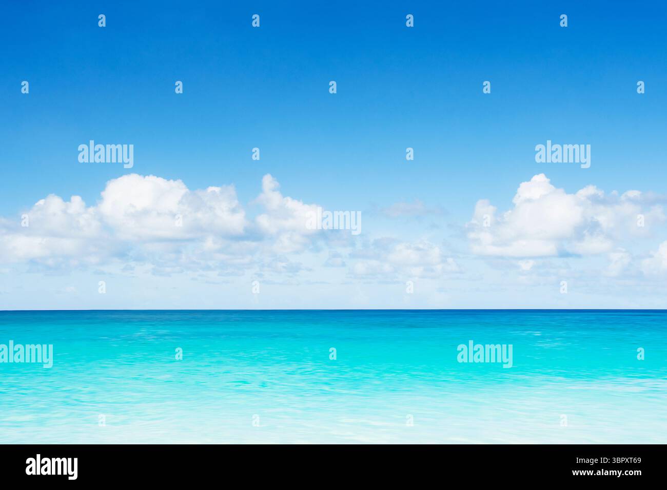 Horizon au-dessus de la mer des Caraïbes turquoise Banque D'Images