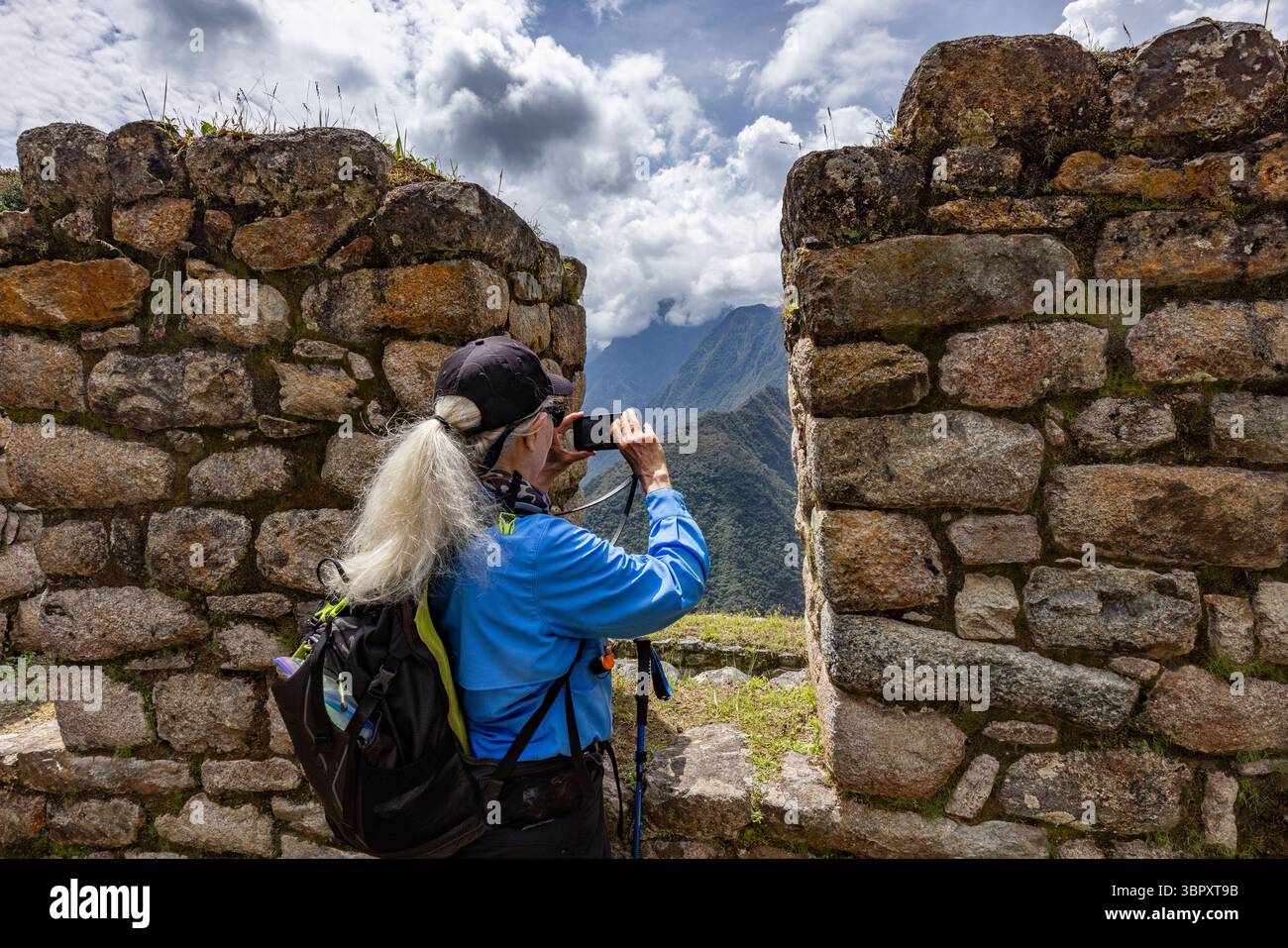 Femme randonneur prenant des photos avec un téléphone intelligent au Machu Picchu Banque D'Images