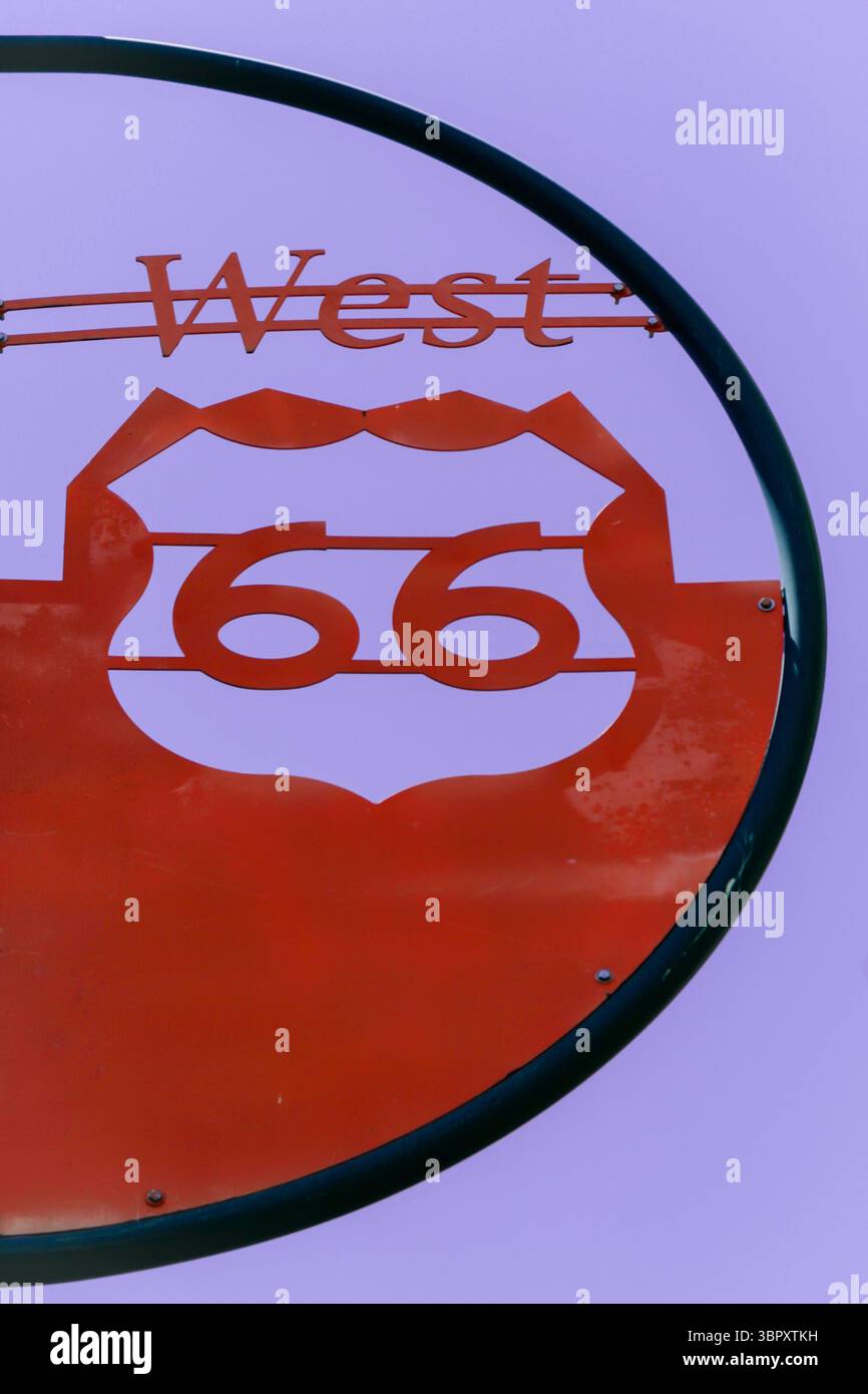 Panneau rouge le long de la route 66 contre le ciel Banque D'Images