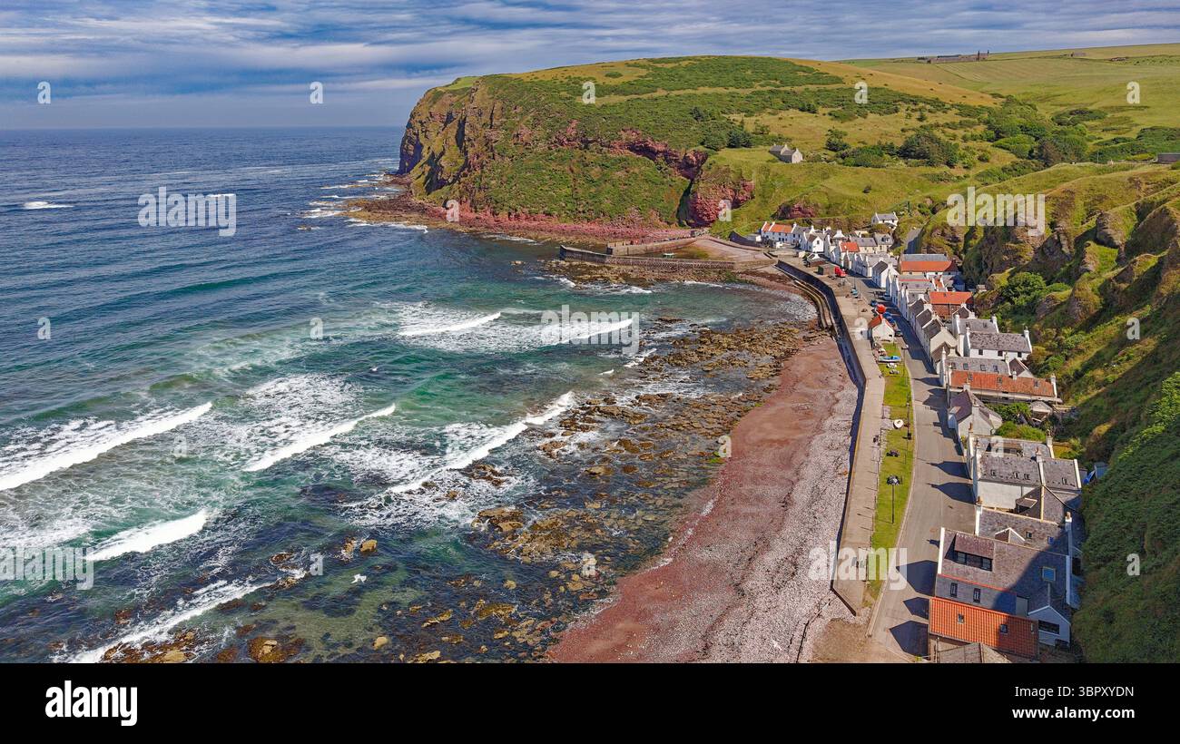 Pennan Aberdeenshire Écosse le petit village d'une seule ligne de maisons au début de l'été Banque D'Images