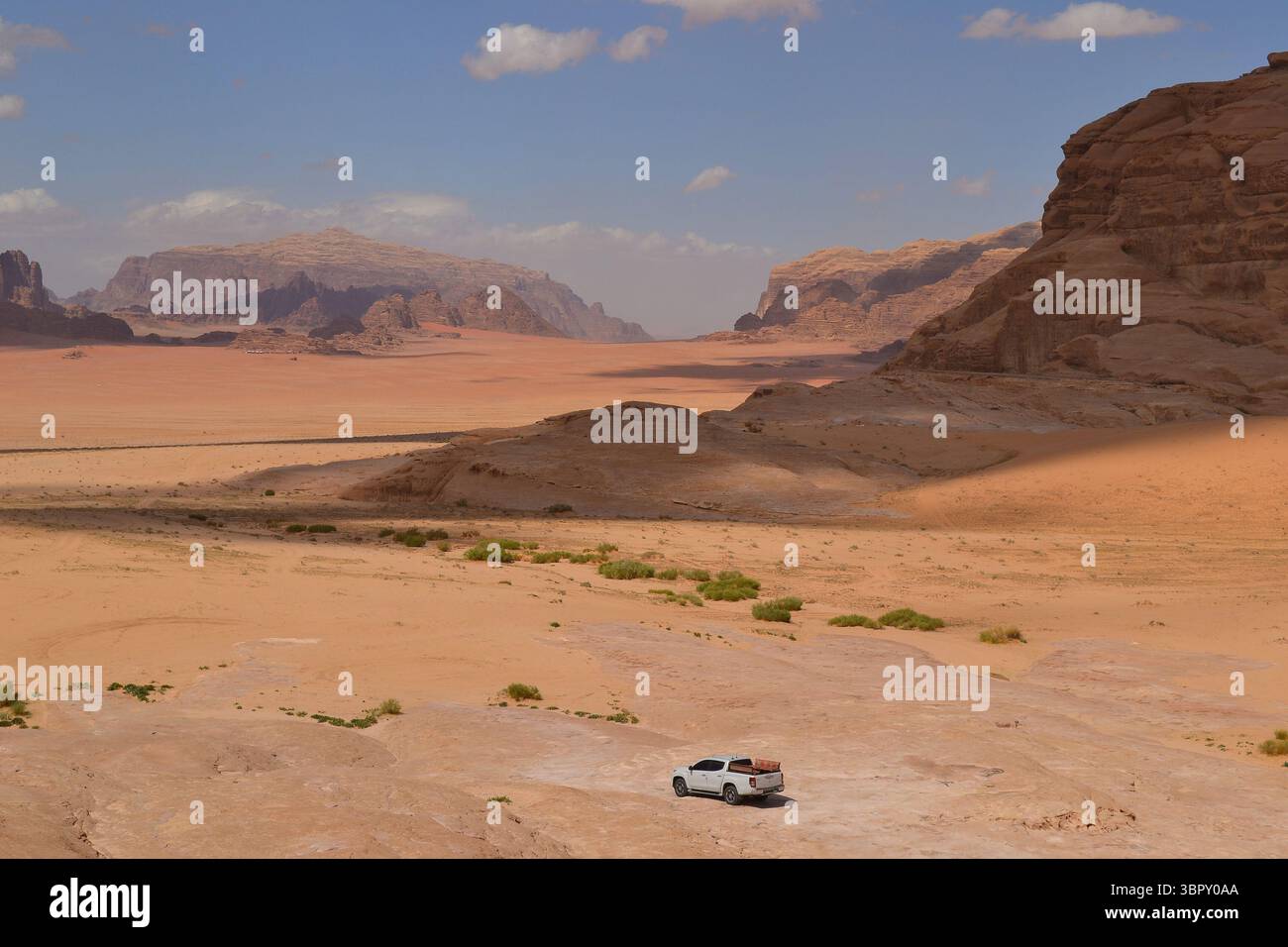 Montagnes et formations rocheuses sur le désert de Wadi Rum en Jordanie au printemps Banque D'Images