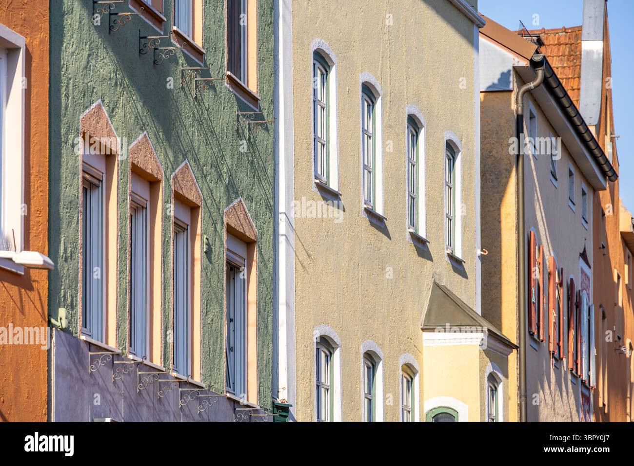 Façades colorées de vieilles maisons de ville dans le vieux centre-ville d'Erding, Bavière, Allemagne, Europe Banque D'Images