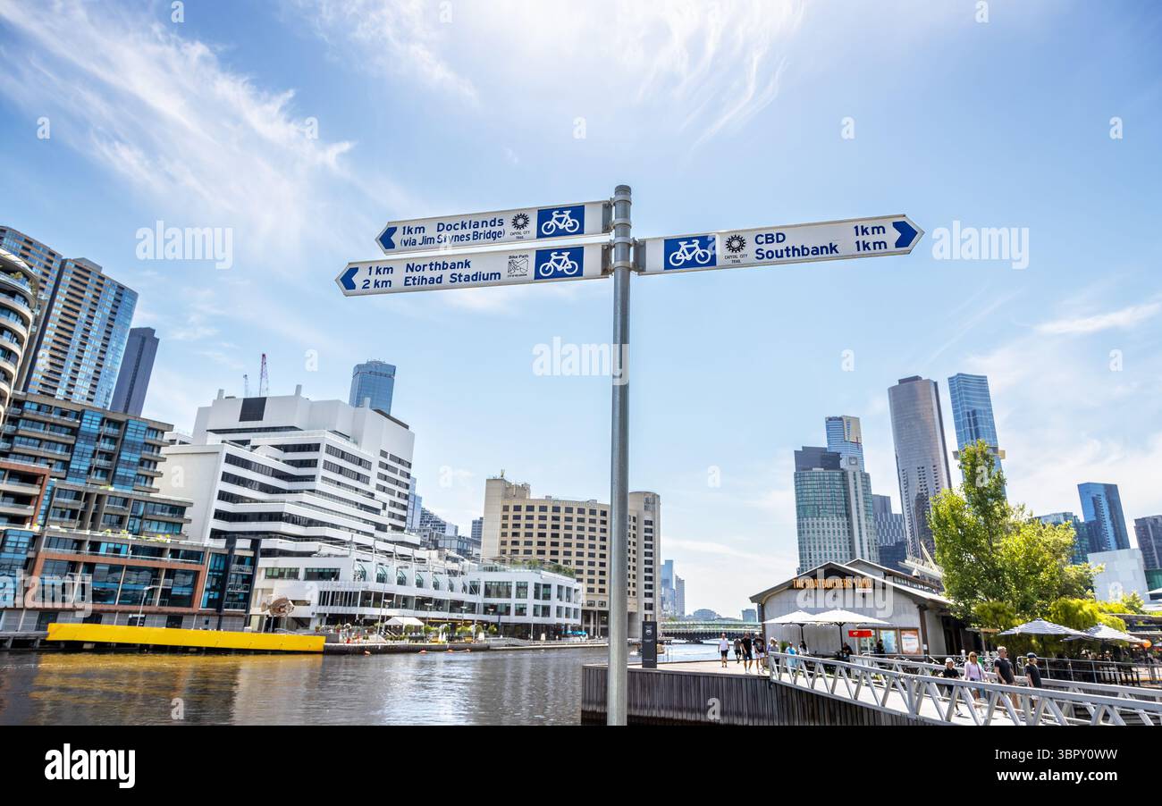 Melbourne, Australie - 21 janvier 2023 : panneaux de signalisation de pistes cyclables le long de la rivière Yarra à Melbourne, avec une architecture urbaine moderne, des sentiers animés et du SK bleu Banque D'Images